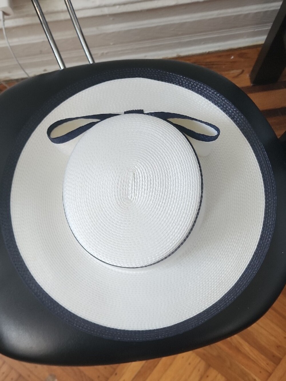 Classic White Straw Sun Hat with Black Trim and Bow. New Without Tag - Picture 10 of 14